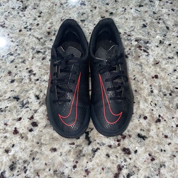 Youth Nike Phantom Cleats- size 2.5Y - Picture 1 of 3